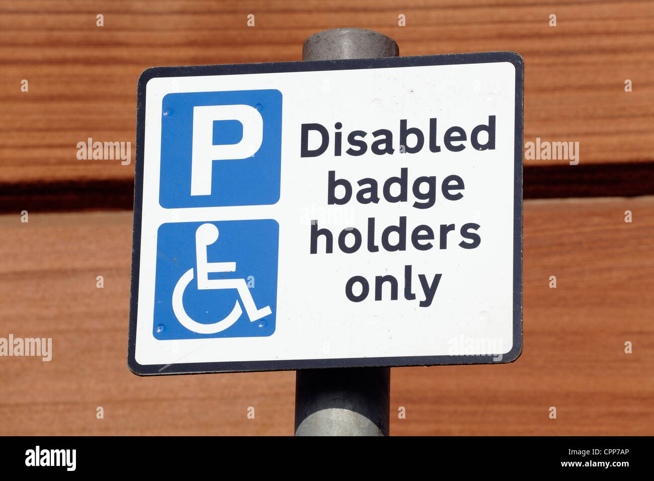 Cartello di parcheggio per disabili che mostra solo i titolari di badge per disabili, Glasgow Scozia, Regno Unito Foto Stock