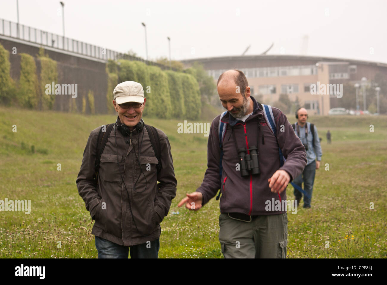 Due uomini parlare e camminare lungo la riva del fiume del fiume di usura, durante una fauna selvatica e birdwatching a piedi. Foto Stock