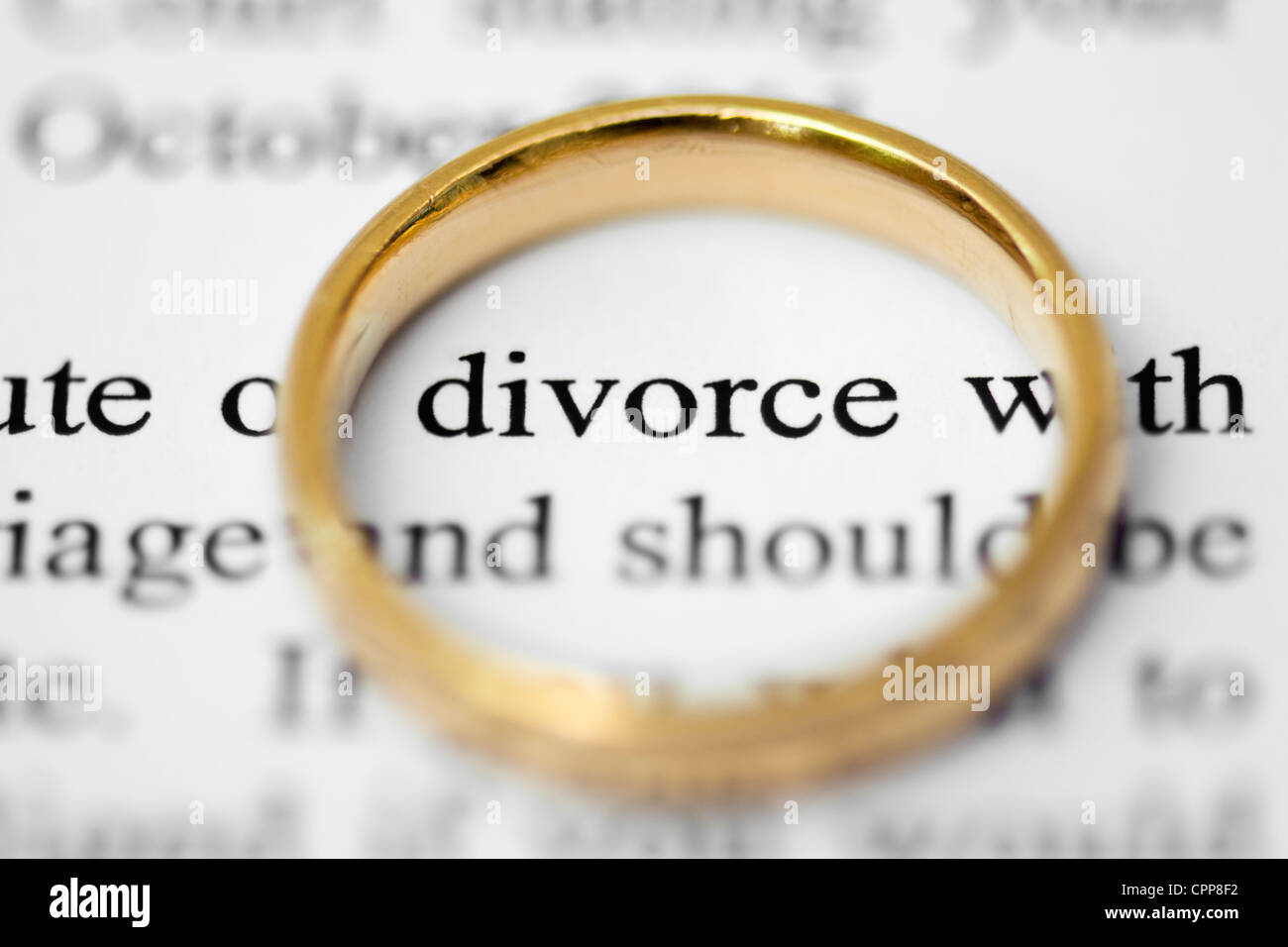 Anello di nozze sulla parte superiore dei procuratori legali lettera evidenziando le parole del divorzio, il concetto di separazione e divorzio Foto Stock