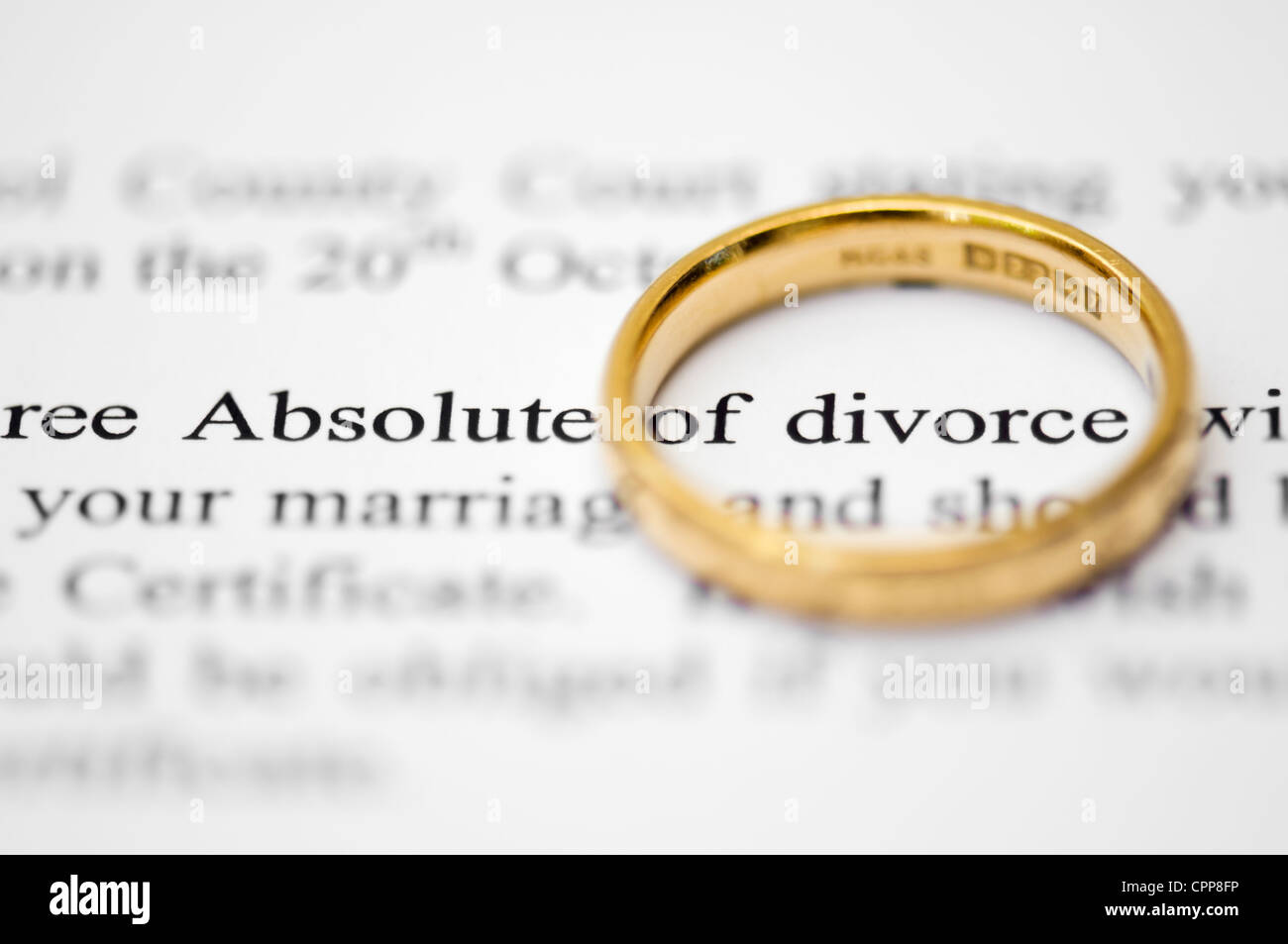 Anello di nozze sulla parte superiore dei procuratori legali lettera evidenziando le parole assoluta del divorzio, il concetto di separazione e divorzio Foto Stock