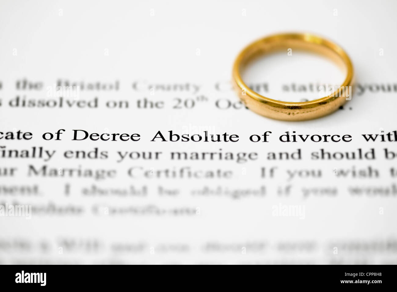 Anello di nozze sulla parte superiore dei procuratori legali lettera evidenziando le parole del decreto irrevocabile di divorzio, il concetto di separazione e divorzio Foto Stock