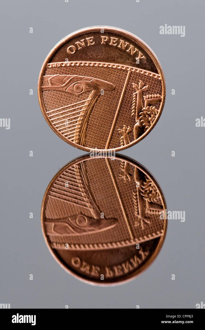 Un nuovo pezzo di penny con la riflessione, concetto ogni centesimo conta Foto Stock