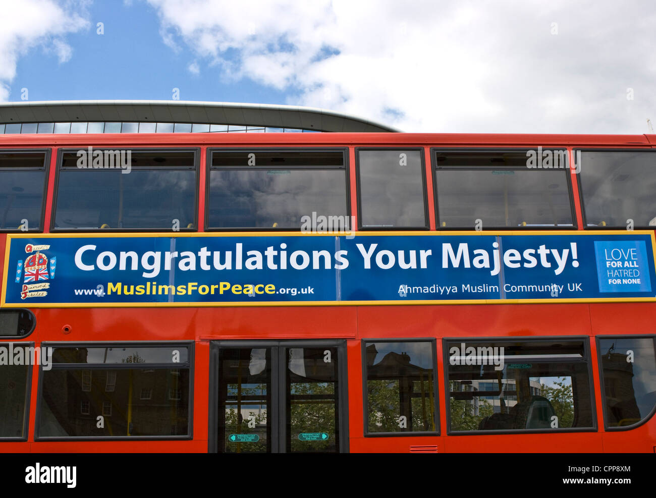 London red double-decker bus con una comunità musulmana advert congratularmi con la regina per il suo Giubileo di Diamante London Inghilterra England Foto Stock