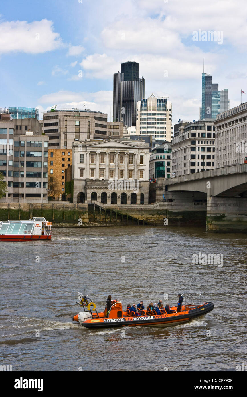 Pescherie Hall e il traffico fluviale sul fiume Tamigi City di Londra Inghilterra Europa Foto Stock
