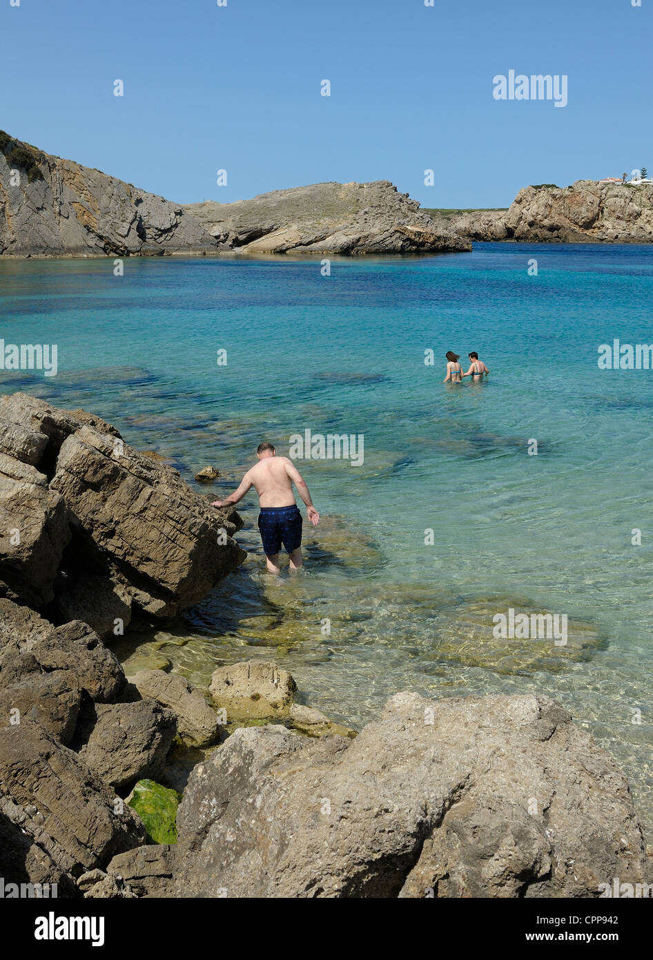 Il mare cristallino della baia di Arenal d'en Castell menorca Spagna Foto Stock