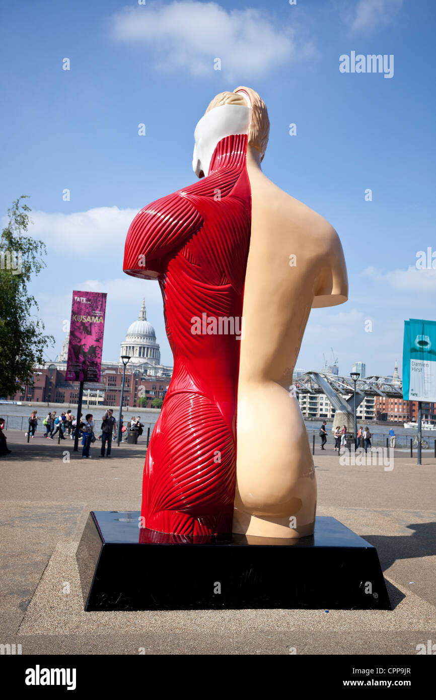 Vista posteriore di Damien Hirst inno scultura, al di fuori della Tate Modern, Southbank, Londra, Inghilterra, Regno Unito. Foto Stock