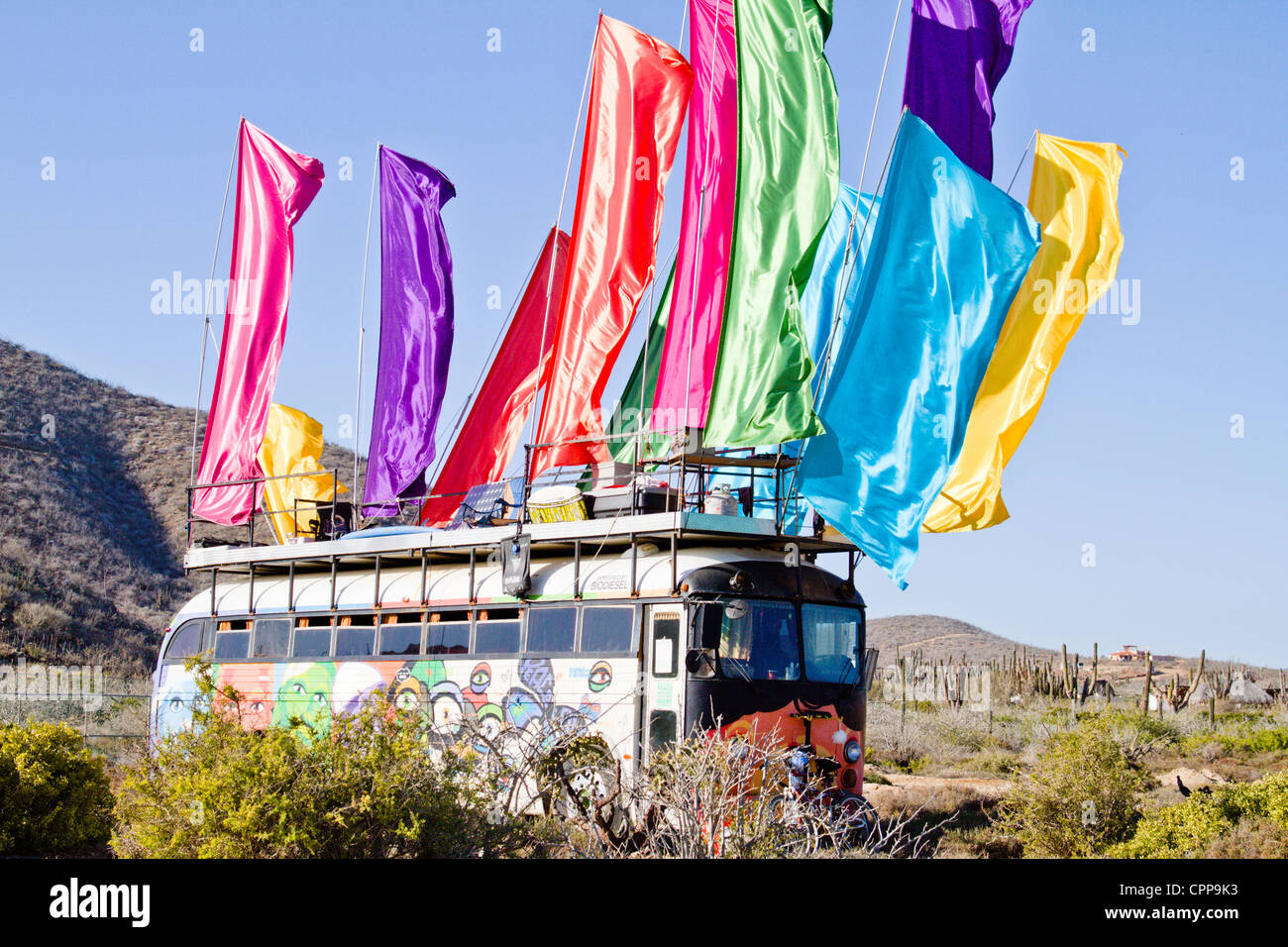 Hippie bus con le bandiere sulla spiaggia in 'Todos Santos' Baja Messico Foto Stock