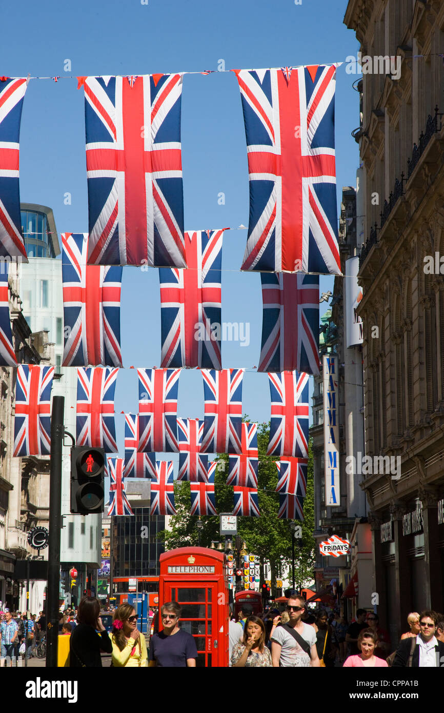 Unione Jack bunting per celebrare la regina del Giubileo di diamante in Oxford Street e Regent Street, Londra, Regno Unito, maggio 2012 Foto Stock