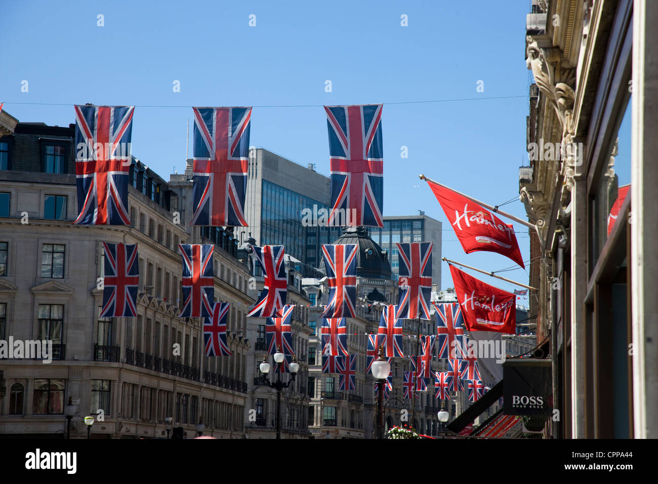 Unione Jack bunting per celebrare la regina del Giubileo di diamante in Oxford Street e Regent Street, Londra, Regno Unito, maggio 2012 Foto Stock