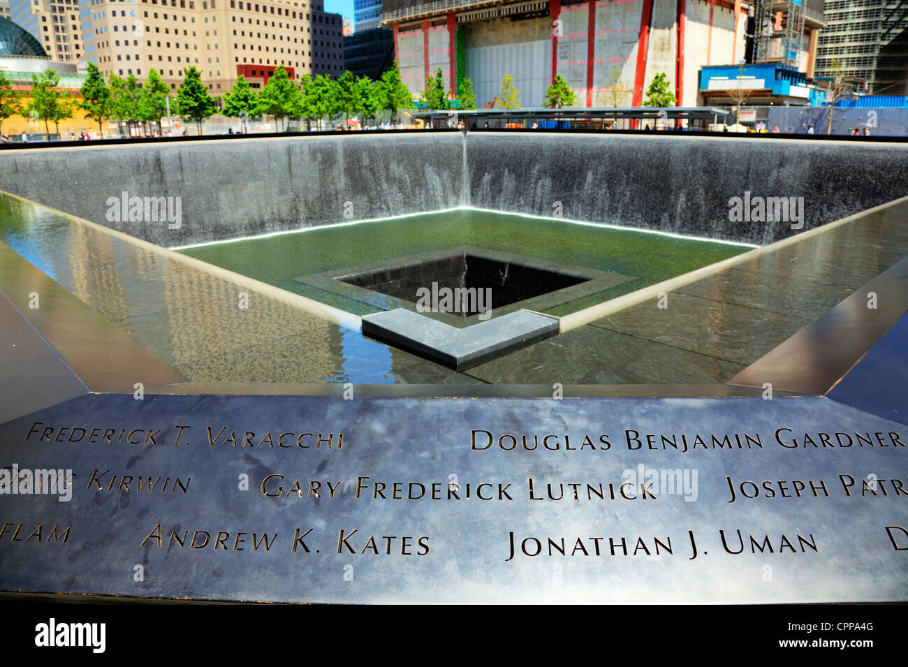 9/11 memorial a ground zero, cascate con nomi incisi attorno al bordo di questi morì, New York Manhattan, Ground Zero di New York, 9/11 memorial, 9/11 Foto Stock