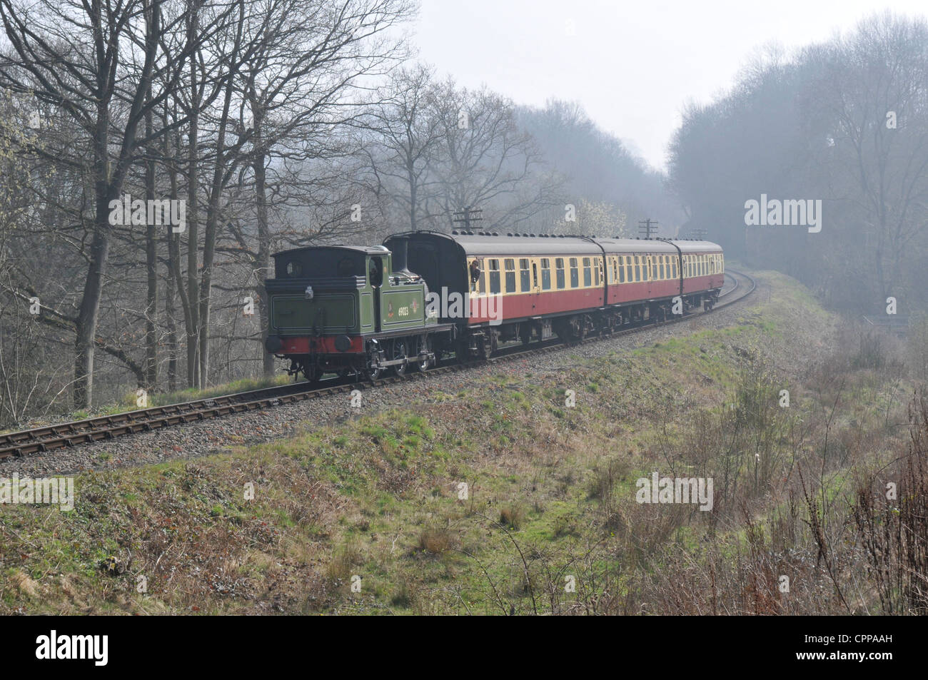 Serbatoio del motore 69023 Highley in avvicinamento alla stazione con il Kidderminster treno locale su SVR durante la 2012 Spring Gala di vapore. Foto Stock