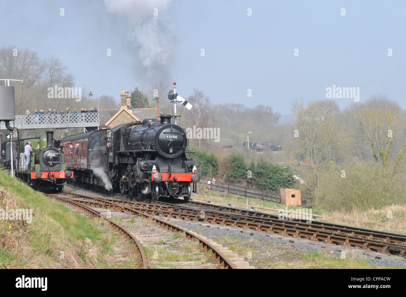 42968 passando serbatoio del motore 69023 come si tira fuori della stazione Highley durante il 2012 SVR molla Gala di vapore. Foto Stock