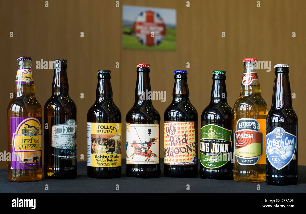 Bottiglie di Real Ale la birra prodotta in Inghilterra. I produttori di birra che li rendono di dare loro nomi distintivi e etichette colorate. Foto Stock