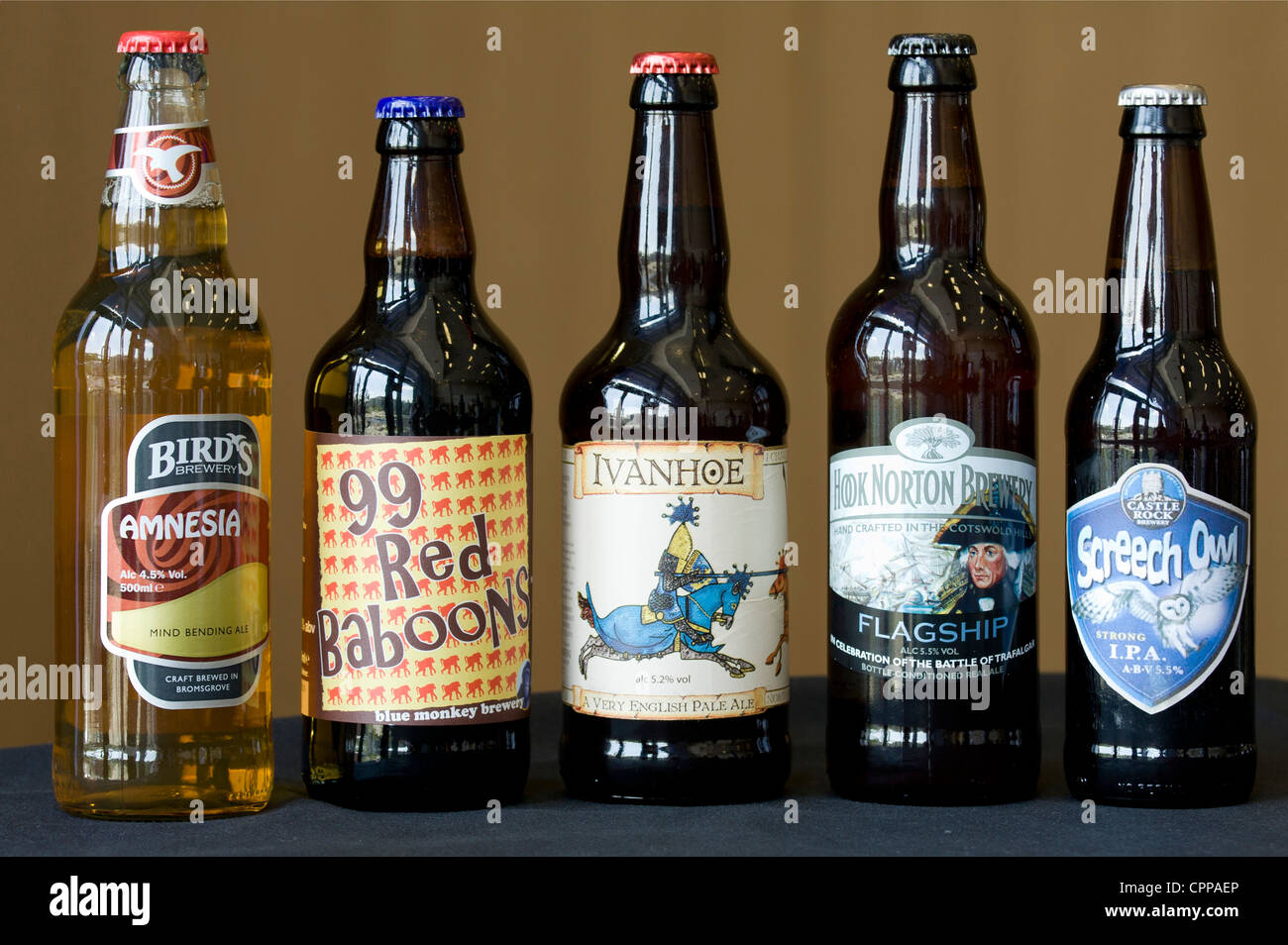 Bottiglie di Real Ale la birra prodotta in Inghilterra. I produttori di birra che li rendono di dare loro nomi distintivi e etichette colorate. Foto Stock