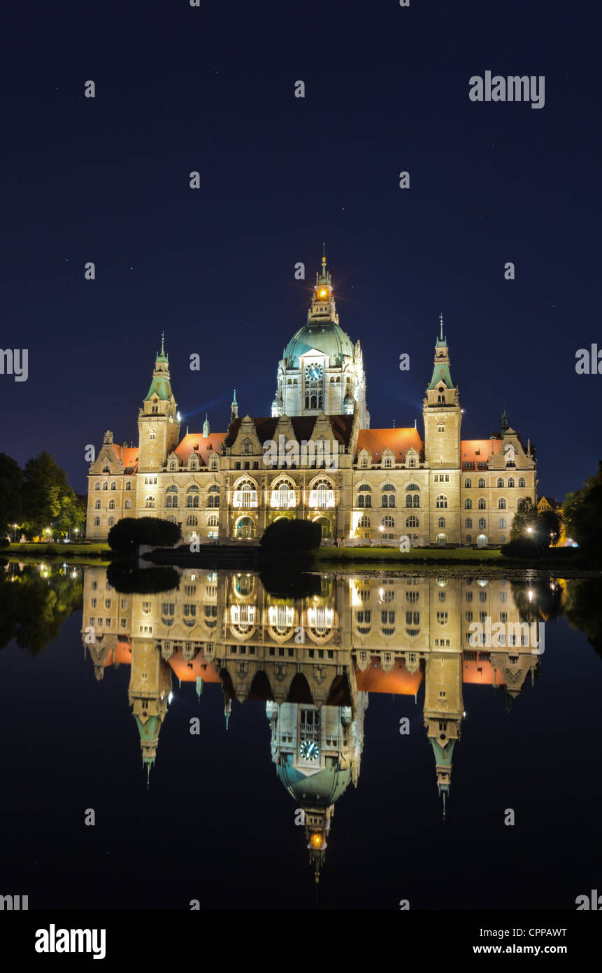 Municipio di Hannover, Germania di notte con la riflessione in un lago Foto Stock