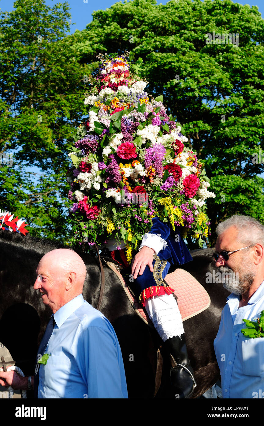 Il Castleton Garland 'Oak Apple il giorno" 29 Maggio 2012.Il re e la ghirlanda di fiori di primavera. Foto Stock