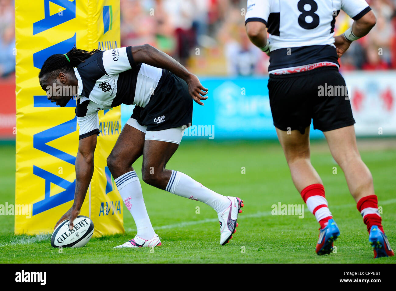 29.05.2012 Gloucester, Inghilterra. Barbari FC Winger inglese (#14) Paolo Sackey (Stade Francais) punteggi una prova nel corso della prima metà del Rugby Union scontro tra i barbari invitational lato e Irlanda al Kingsholm Stadium. Foto Stock