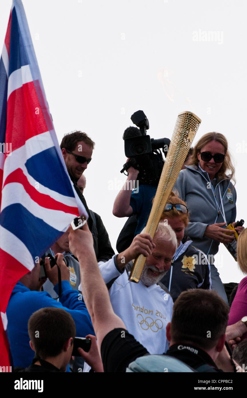Alpinista Chris Bonington porta il London 2012 Torcia Olimpica attraverso la folla sul Mount Snowdon, Wales, Regno Unito. Questa è la fiaccola di arresto più elevati nel Regno Unito - 29 maggio 2012. Foto Stock