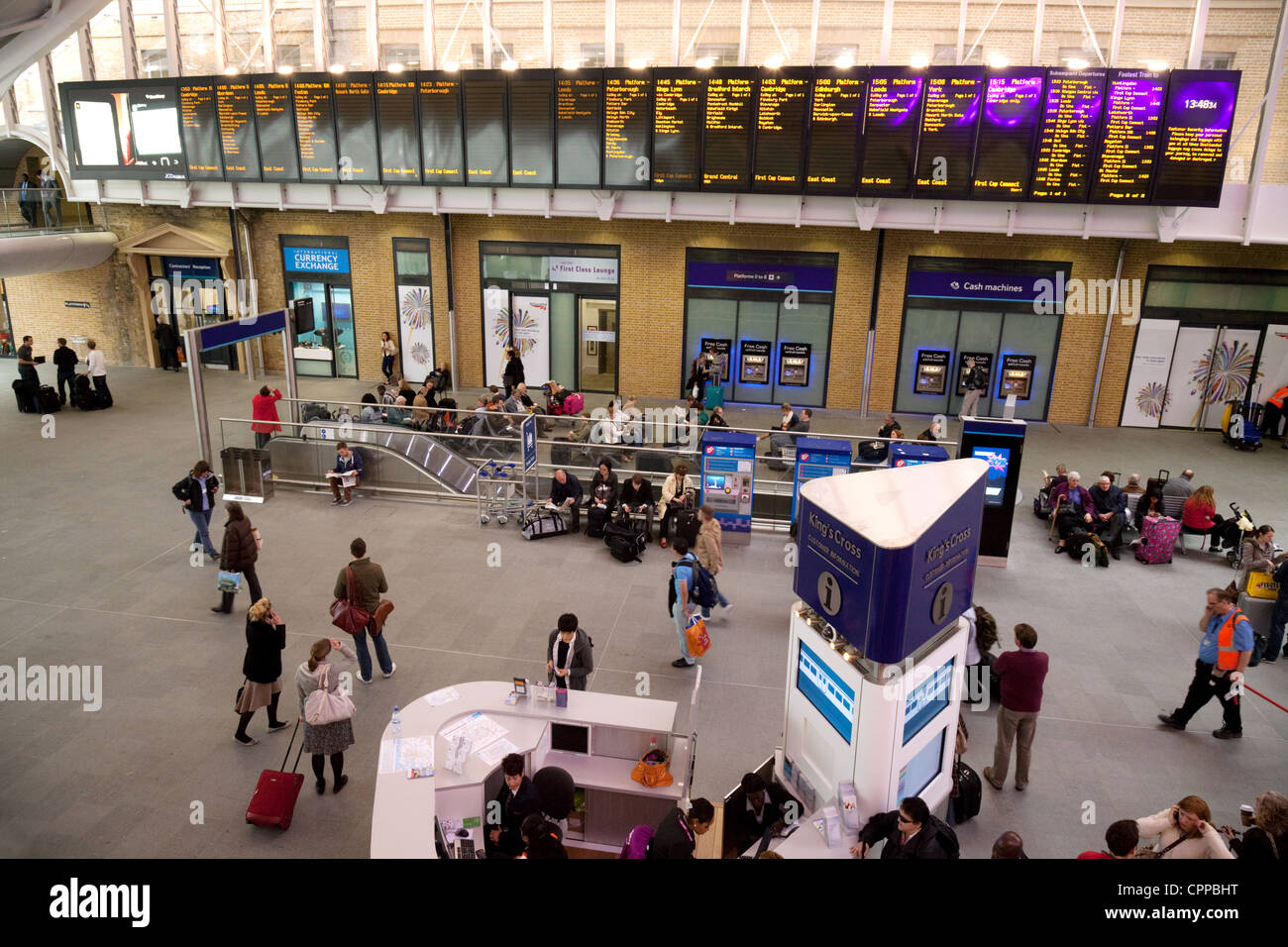 La partenza del treno board e persone sul nuovo piazzale di Kings Cross Rail Station, London REGNO UNITO Foto Stock