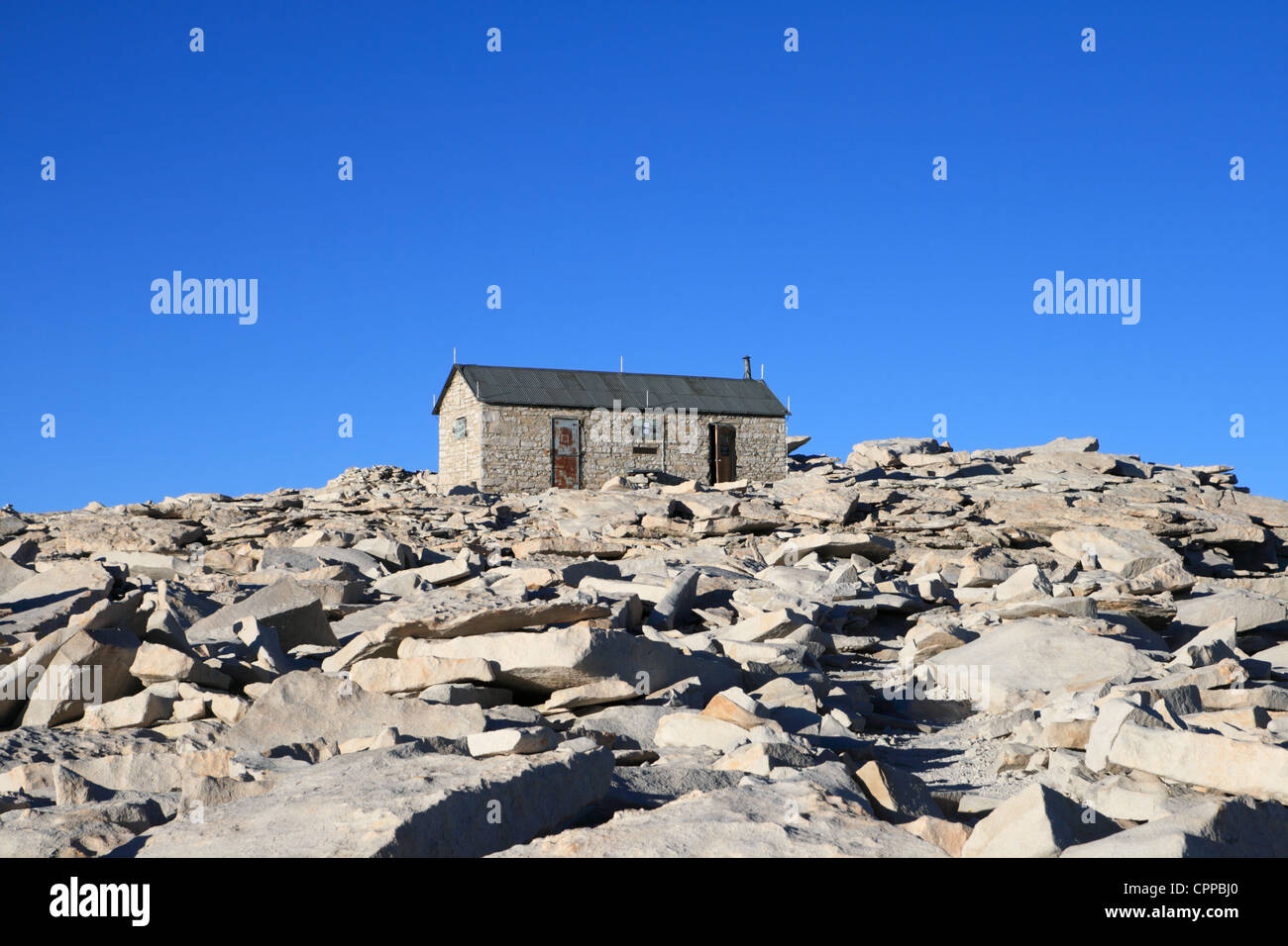 Il Monte Whitney summit capanna a 14505 piedi sulla vetta del Monte Whitney in California Foto Stock