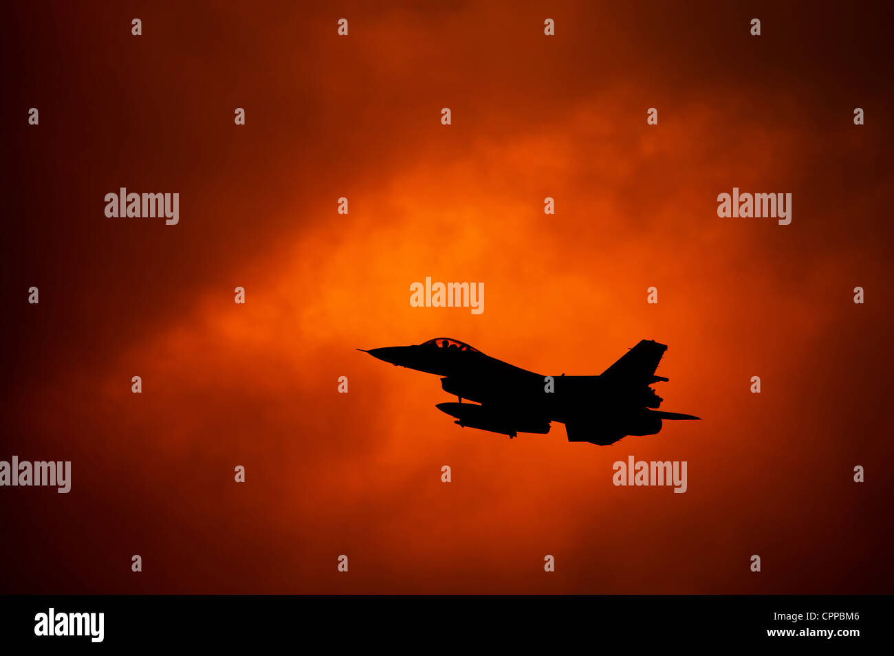 F-16 sul cielo arancione Foto Stock