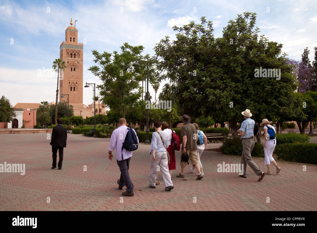 I turisti che visitano i musulmani la Moschea di Koutoubia, Marrakech, Marocco Foto Stock