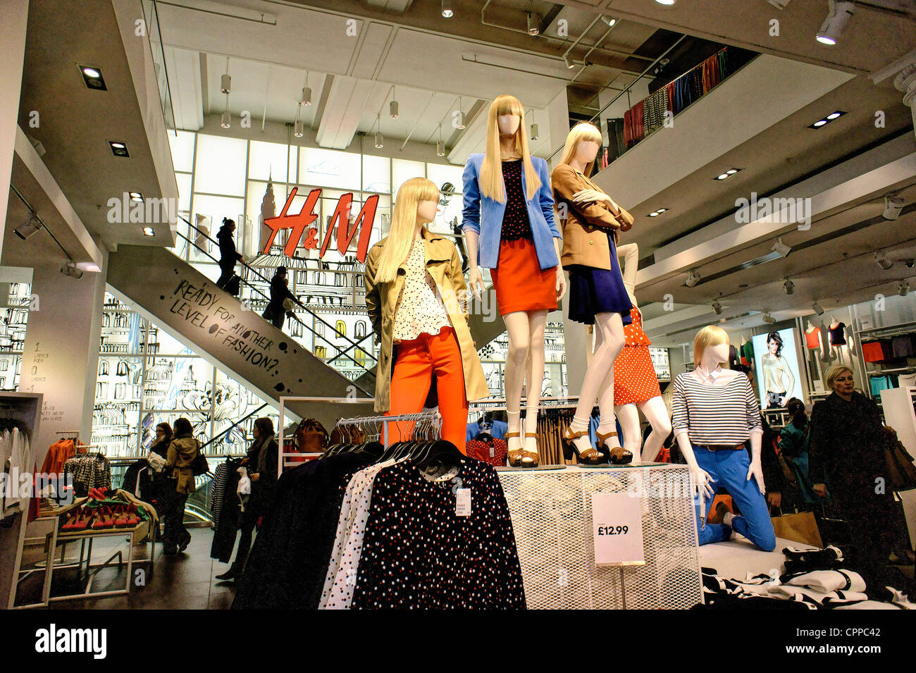 H & M di abbigliamento al dettaglio della catena svedese store. Womens ladies abbigliamento. Piano terra interni. No. 234 Regent Street, Londra, Regno Unito Foto Stock