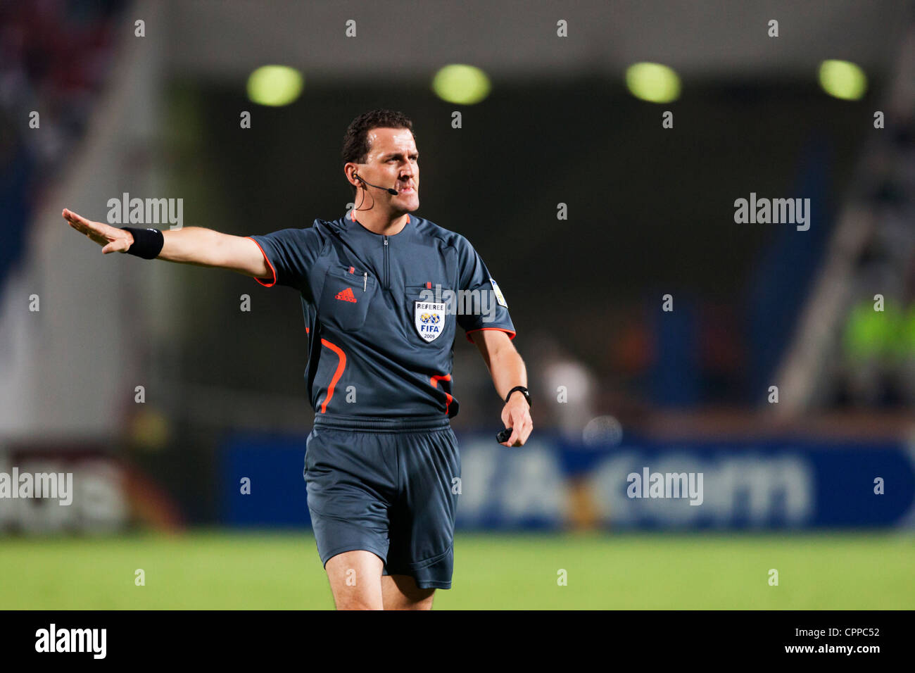 CAIRO - 6 OTTOBRE: Gesti dell'arbitro Thomas Einwaller durante una gara di 16 incontri della Coppa del mondo Under-20 FIFA tra Egitto e Costa Rica al Cairo International Stadium il 10 ottobre 2009 al Cairo, in Egitto. Solo per uso editoriale. Uso commerciale vietato. (Fotografia di Jonathan P. Larsen / Diadem Images) Foto Stock