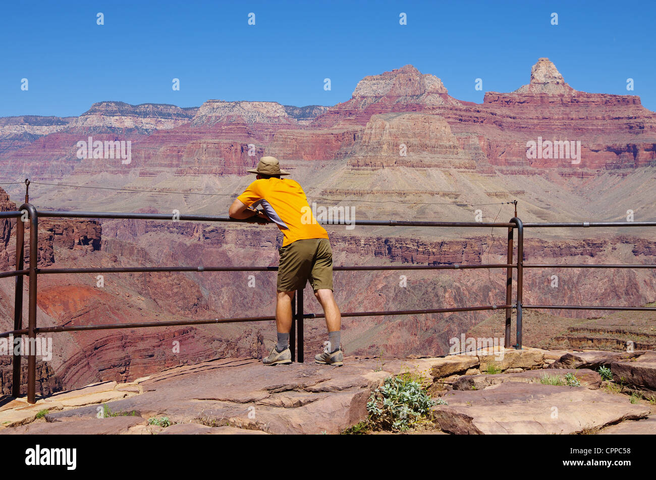 Un uomo sul punto di plateau si affacciano nel Grand Canyon Foto Stock
