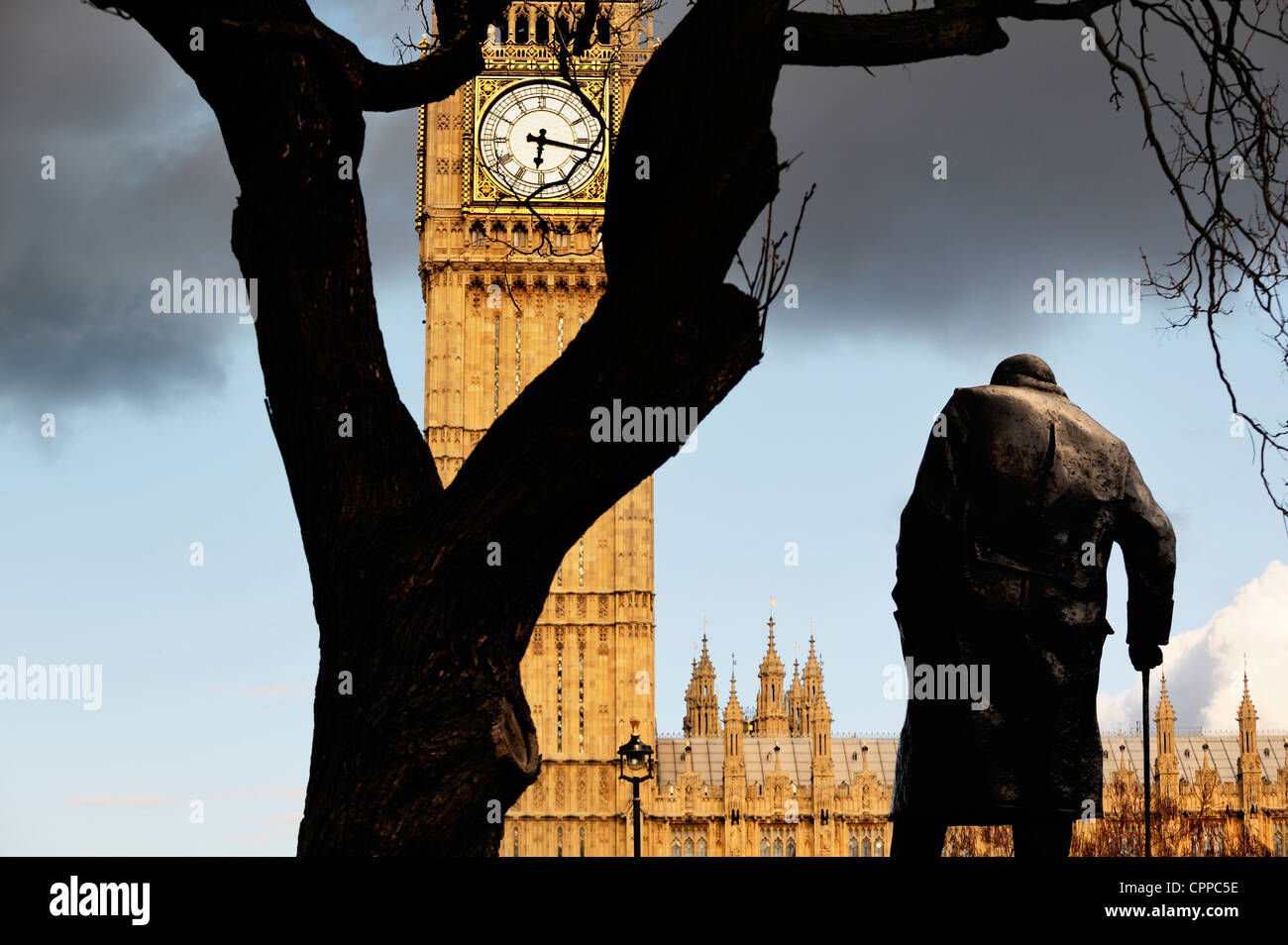 Statua di Sir Winston Churchill in piazza del Parlamento volti Big Ben Clock Tower e le case del Parlamento, Londra Foto Stock