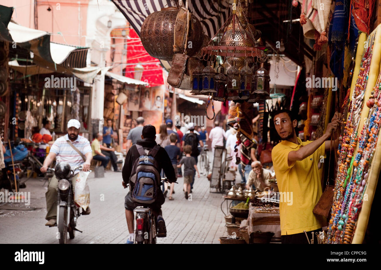 Le bancarelle del mercato nel souk di Marrakech, Marocco Foto Stock