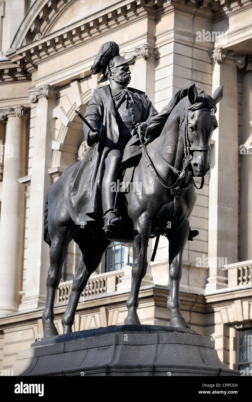 Statua di Prince George, duca di Cambridge davanti al Ministero della Difesa Edificio, Whitehall, central London, Regno Unito Foto Stock