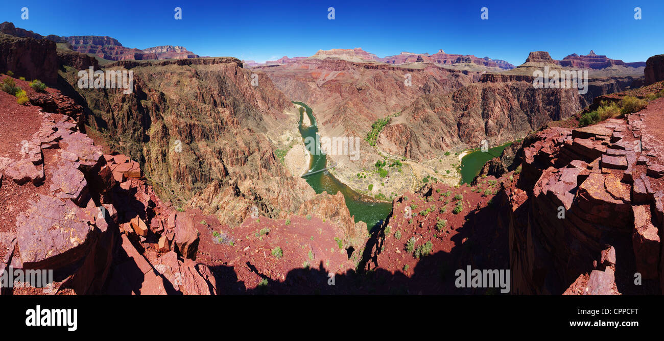 Panorama del Grand Canyon da un si affacciano sulla South Kaibab trail sulla gola interna con Phantom Ranch e il Colorado Foto Stock
