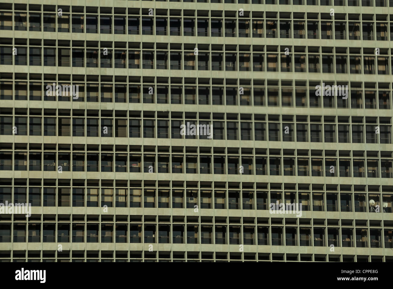 Edificio per uffici nel centro cittadino di Los Angeles con una pletora di piccole finestre manicomio Foto Stock