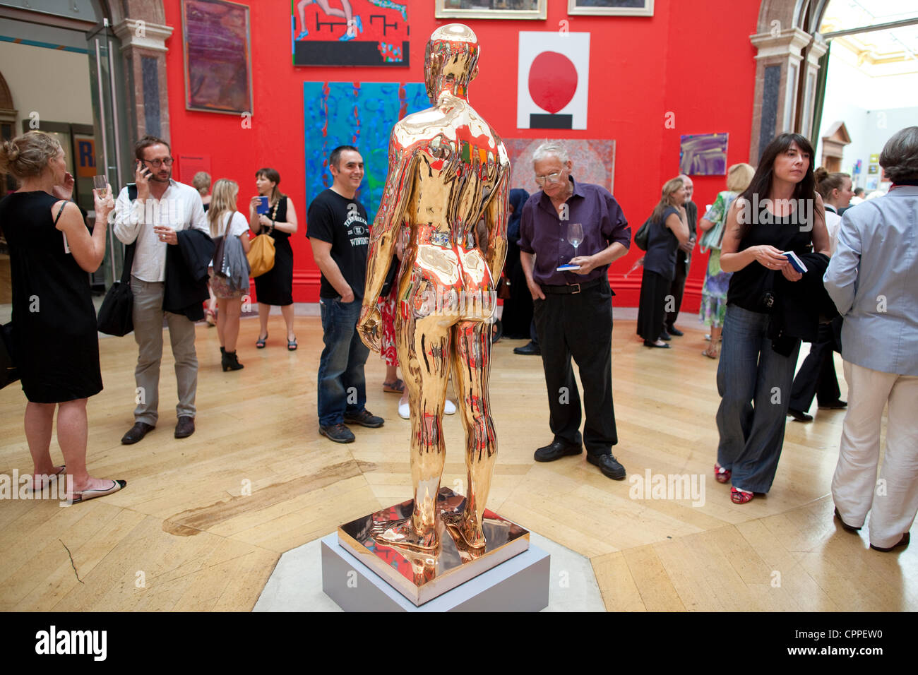 28/05/2012 .la Royal Academy of Arts Mostre estive, Londra, Regno Unito. Immagine mostra "Ritratto di un giovane uomo che sta' da Leonard McComb RA in Wohl hall centrale, presso la Royal Academy of Arts Mostre estive 2012, Londra, Regno Unito. Foto Stock