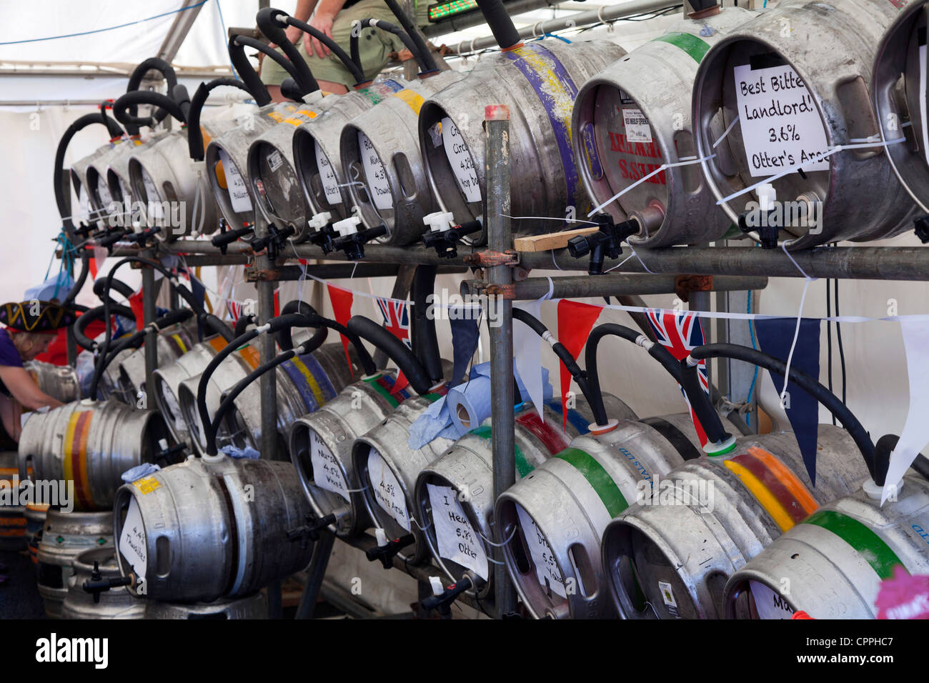 I barili di birra in tenda a una festa della birra in rack Foto Stock