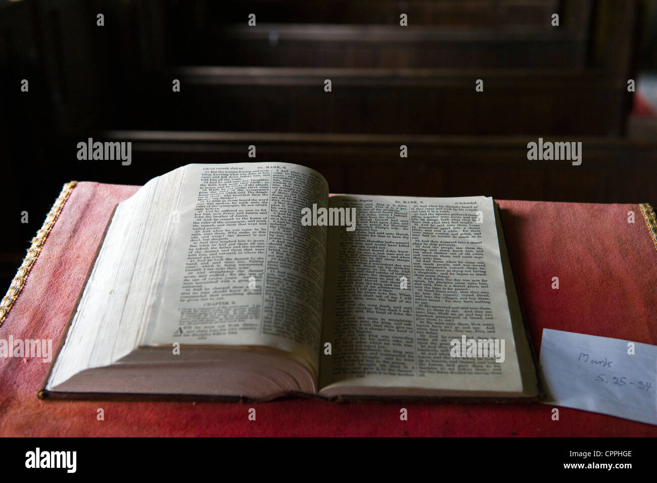 Aprire la bibbia a St David's Chiesa remota e accessibile solo a piedi attraverso un campo di fattoria a Llanddewi Fach Mid-Wales POWYS REGNO UNITO Foto Stock