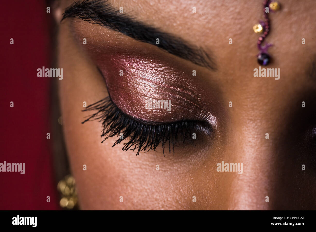 Close-up di donna indiana il trucco per occhi e bindi Foto stock - Alamy