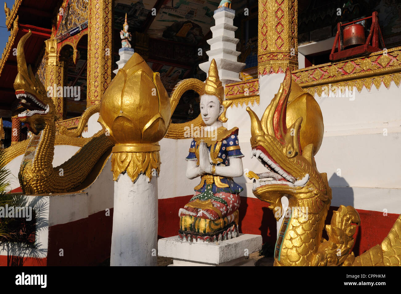 Ornato oro intagli in un tempio buddista Ban Houi Sai nord Laos Foto Stock