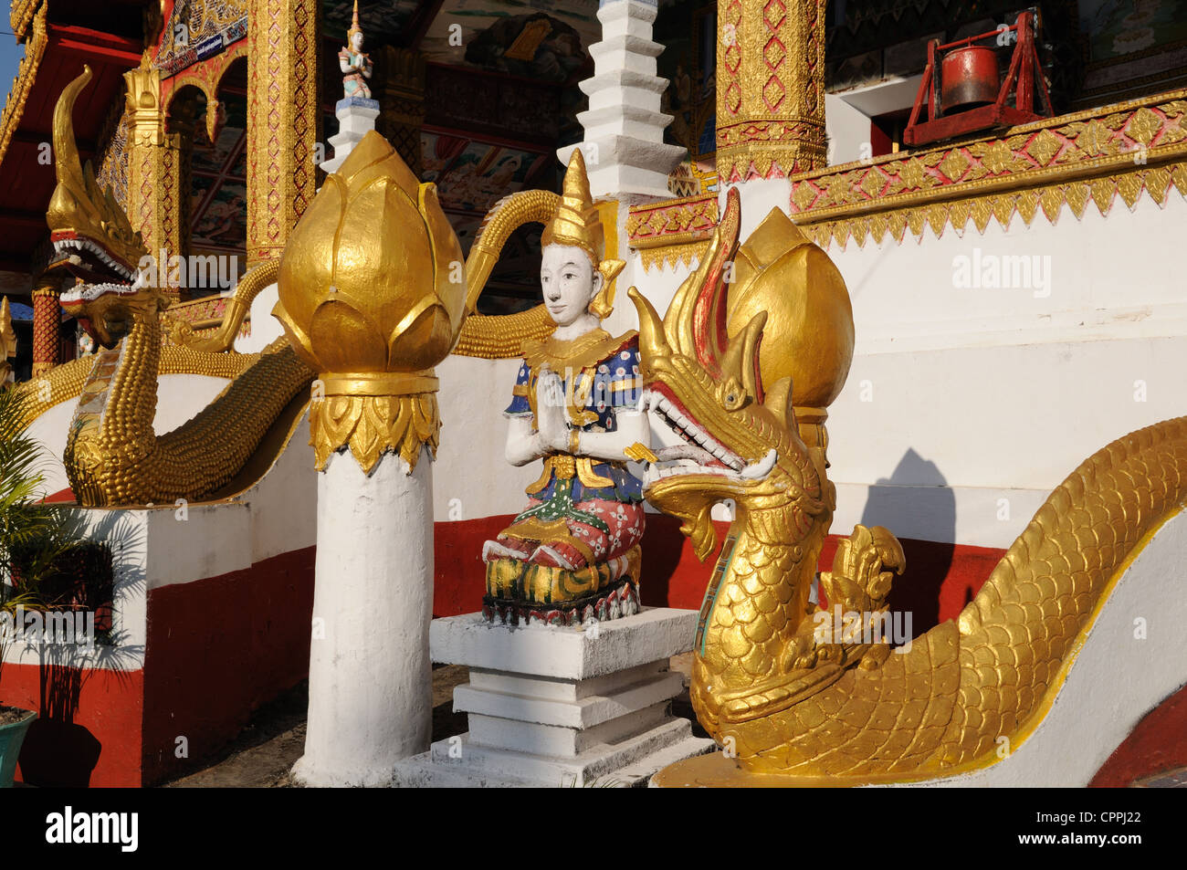 Ornato oro intagli in un tempio buddista Ban Houi Sai nord Laos Foto Stock