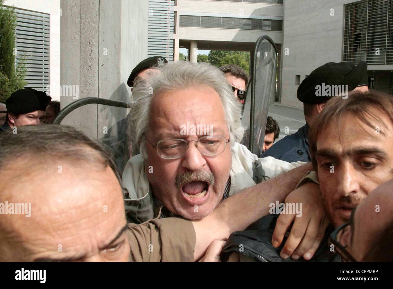 Salonicco, Grecia, 30 maggio 2012 - meccanica comunale protesta al di fuori di Tessalonica municipio su piani di privatizzazione dei camion della spazzatura manutenzione. Violenti scontri scoppiati tra i manifestanti e forze di polizia. Foto Stock