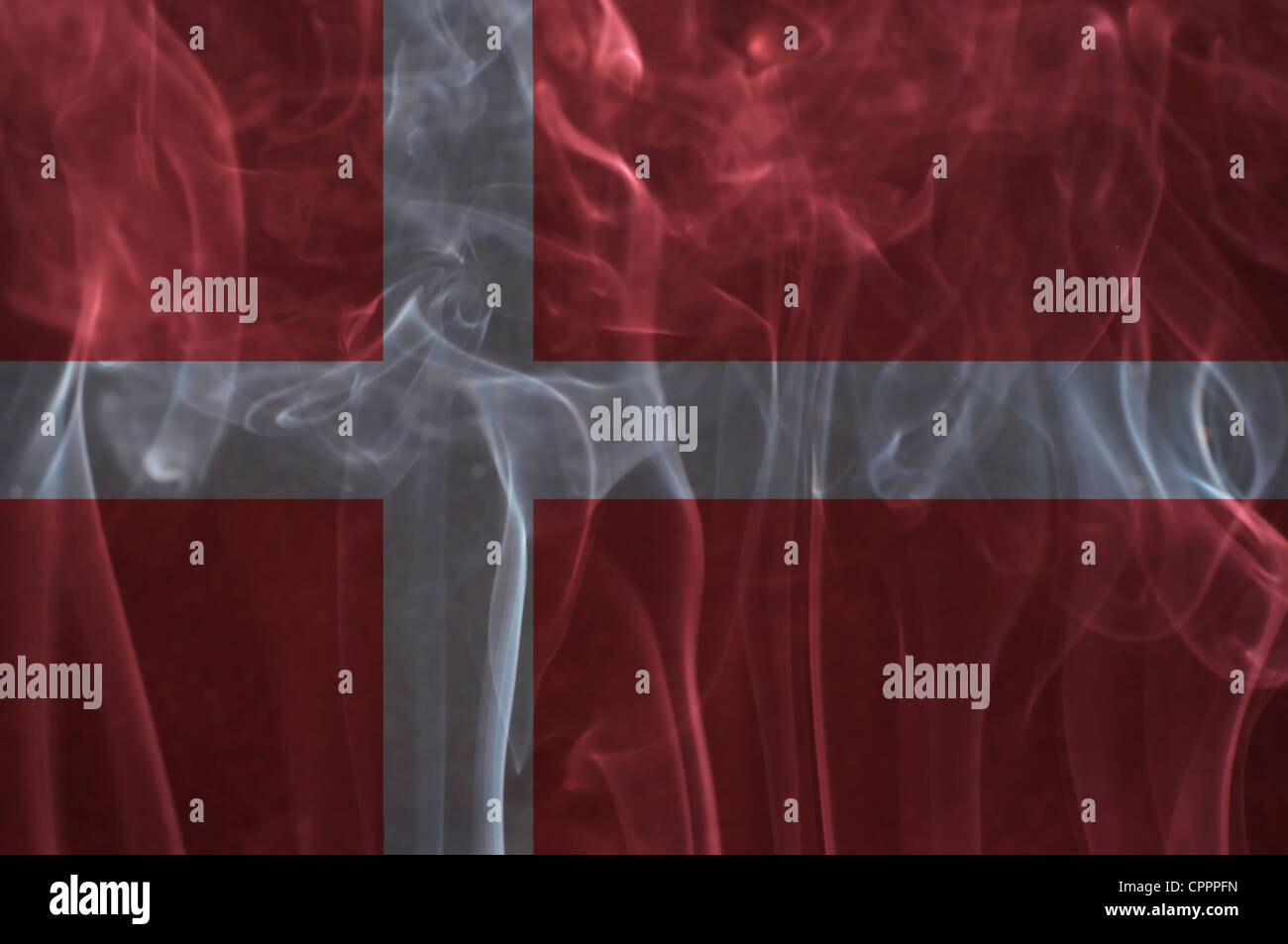 Bandiera della Danimarca sovrapposizione sulla tecnica di fumo. Foto Stock