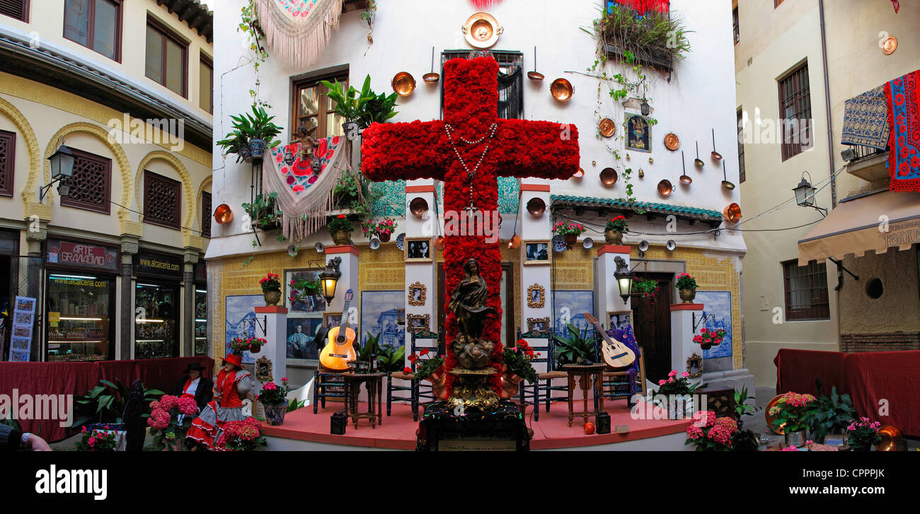 Spagna Andalusia Granada Dia de la Cruz flora Croce Croce di fiori Foto Stock