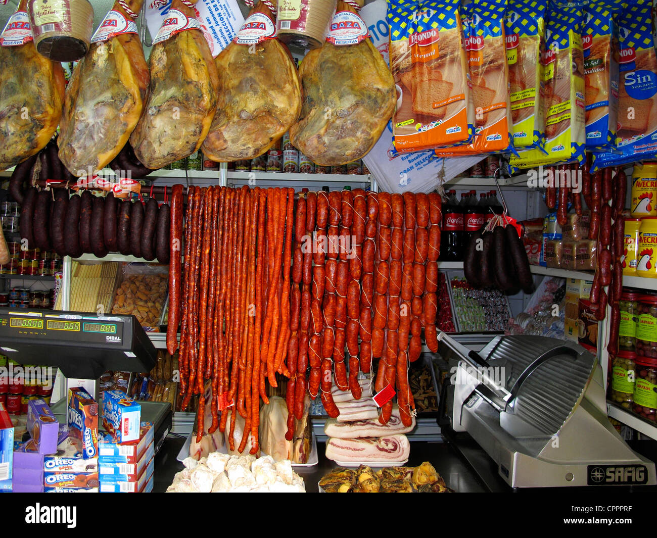 Spagna Andalusia Granada il negozio di drogheria prosciutto Serrano e salsiccia Foto Stock