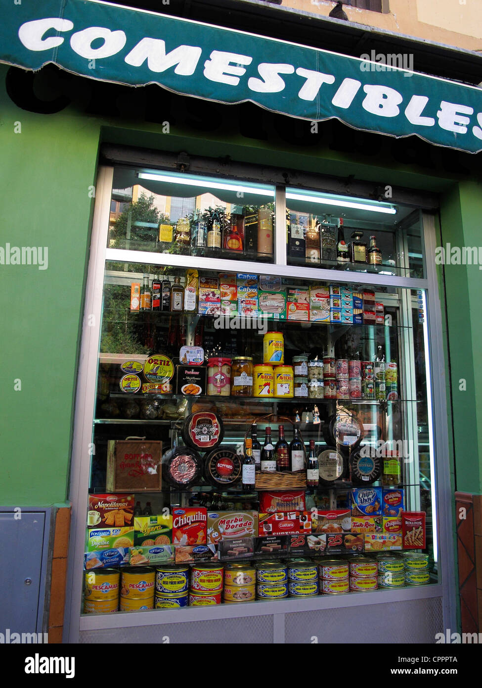 Spagna Andalusia Granada il negozio di drogheria prosciutto Serrano e salsiccia Foto Stock