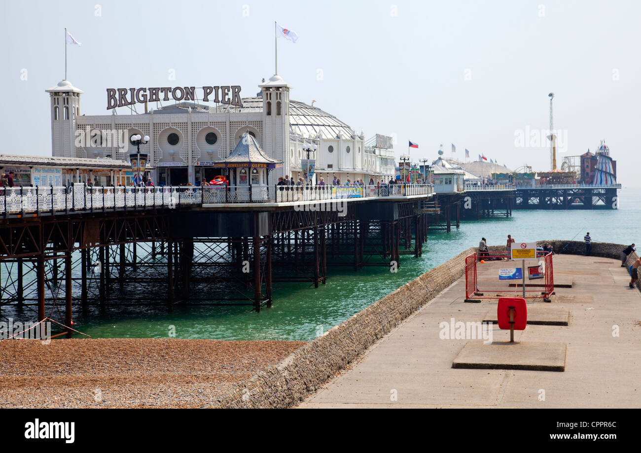 Il Brighton Pier e groyne - REGNO UNITO Foto Stock