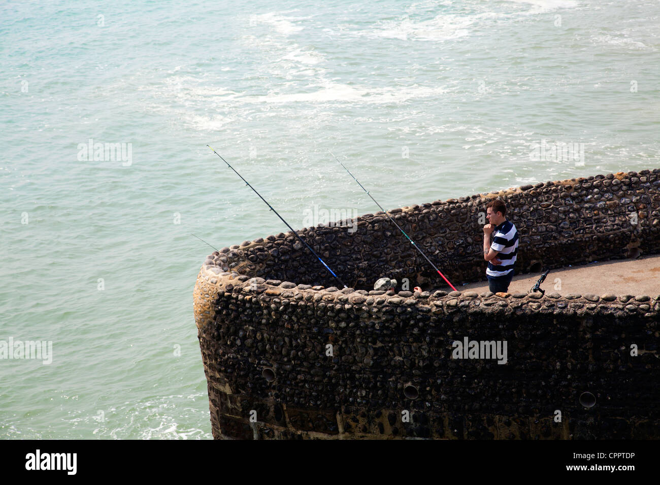 Due maschi da pesca groyne in Brighton - East Sussex - UK Foto Stock