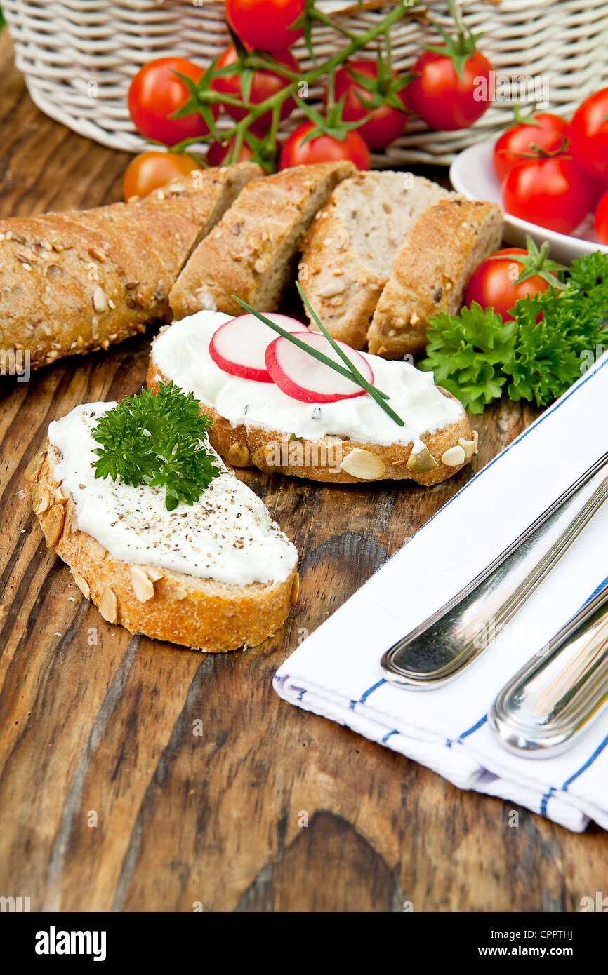 Pane fresco con erbe cena di cagliata su sfondo di legno Foto Stock