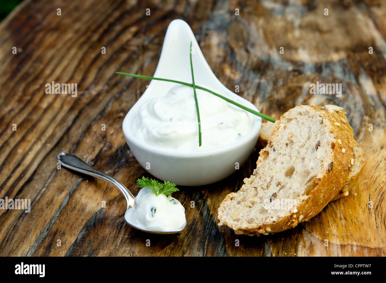 Pane fresco con erbe cena di cagliata su sfondo di legno Foto Stock