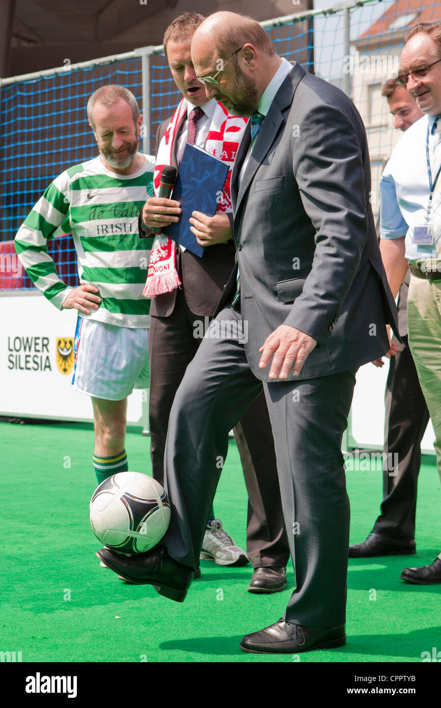30 Maggio 2012 - Bruxelles (Belgio) - Il Presidente del Parlamento europeo Martin Schulz suona con una sfera prima della inaugurazione del Presidente Cup, il primo campionato di calcio del Parlamento europeo, organizzato dal gruppo del PPE. A sinistra, europarlamentare britannico Sean Kelly. Foto Stock